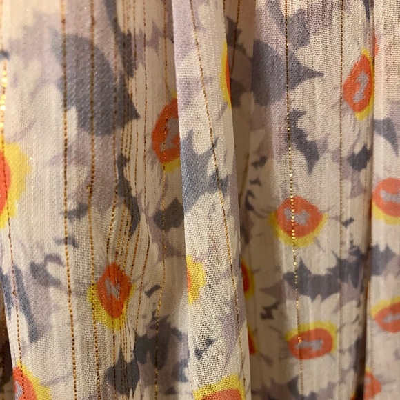 Gorgeous Floral Print Blouse - Picture 4 of 4